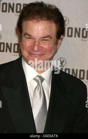 September 2004; New York, NY, USA; Schauspieler ROBERT WUHL bei der Ankunft der 5. jährlichen DGA-Auszeichnung im Waldorf Astoria Hotel. (Bild: Nancy Kaszerman/ZUMAPRESS.com) Stockfoto