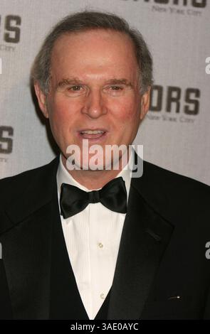September 2004; New York, NY, USA; Schauspieler CHARLES GRODIN bei der Ankunft der 5. jährlichen DGA-Auszeichnung im Waldorf Astoria Hotel. (Bild: Nancy Kaszerman/ZUMAPRESS.com) Stockfoto