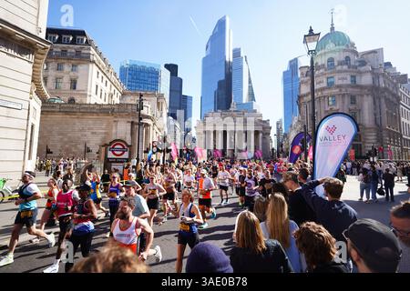 Läufer in Bank, die am London Landmarks Half Marathon teilnehmen. 20.000 Läufer fahren auf der 13,1-km-Strecke durch das Herz Londons, vorbei an 16 der bekanntesten Wahrzeichen der Hauptstadt. Bilddatum: Sonntag, 6. April 2025. Stockfoto