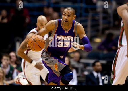 Februar 2012 Milwaukee, WI. Bradley Center. Phoenix Suns Grant Hill #33 dribbelt in einer schnellen Pause auf dem Platz, Hill hatte 13 Punkte gegen die Milwaukee Bucks heute Abend. Phoenix Suns gewann die Milwaukee Bucks 107:105. Mike McGinnis/CSM. (Bild: © Mike McGinnis/Cal Sport Media/ZUMAPRESS.com) Stockfoto