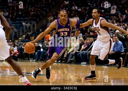 Februar 2012 Milwaukee, WI. Bradley Center. Phoenix Suns Grant Hill #33 fährt in die Lane, Hill hatte 13 Punkte gegen die Milwaukee Bucks heute Abend. Phoenix Suns gewann gegen die Milwaukee Bucks 107:105. Mike McGinnis/CSM. (Bild: © Mike McGinnis/Cal Sport Media/ZUMAPRESS.com) Stockfoto