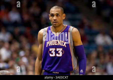 Februar 2012 Milwaukee, WI. Bradley Center. Phoenix Suns Grant Hill #33 dribbelt in einer schnellen Pause auf dem Platz, Hill hatte 13 Punkte gegen die Milwaukee Bucks heute Abend. Phoenix Suns gewann die Milwaukee Bucks 107:105. Mike McGinnis/CSM. (Bild: © Mike McGinnis/Cal Sport Media/ZUMAPRESS.com) Stockfoto
