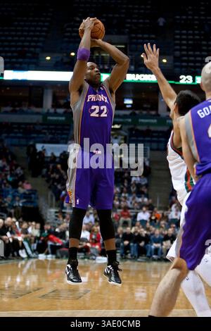 Februar 2012 Milwaukee, WI. Bradley Center. Phoenix Suns Michael Redd #22 zieht sich für den Springer an, Redd hatte 14 Punkte, die heute Abend von der Suns Bank kamen. Phoenix Suns gewann die Milwaukee Bucks 107-105. Mike McGinnis/CSM. (Bild: © Mike McGinnis/Cal Sport Media/ZUMAPRESS.com) Stockfoto