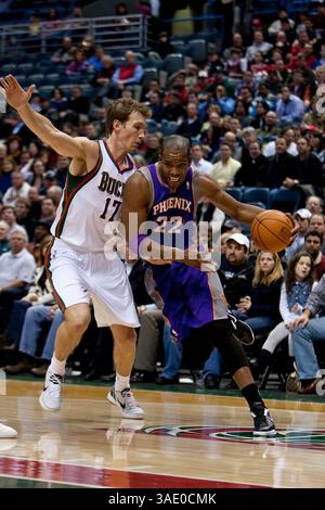 Februar 2012 Milwaukee, WI. Bradley Center. Phoenix Suns Michael Redd #22 fährt zum Basketball, Redd hatte 14 Punkte, die heute Abend von der Suns Bank kamen. Phoenix Suns gewann die Milwaukee Bucks 107-105. Mike McGinnis/CSM. (Bild: © Mike McGinnis/Cal Sport Media/ZUMAPRESS.com) Stockfoto