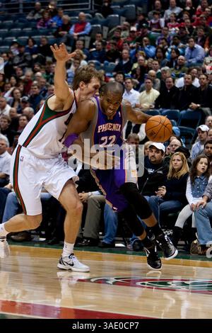 Februar 2012 Milwaukee, WI. Bradley Center. Phoenix Suns Michael Redd #22 fährt zum Basketball, Redd hatte 14 Punkte, die heute Abend von der Suns Bank kamen. Phoenix Suns gewann die Milwaukee Bucks 107-105. Mike McGinnis/CSM. (Bild: © Mike McGinnis/Cal Sport Media/ZUMAPRESS.com) Stockfoto