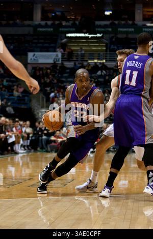 Februar 2012 Milwaukee, WI. Bradley Center. Phoenix Suns Michael Redd #22 fährt zum Basketball, Redd hatte 14 Punkte, die heute Abend von der Suns Bank kamen. Phoenix Suns gewann die Milwaukee Bucks 107-105. Mike McGinnis/CSM. (Bild: © Mike McGinnis/Cal Sport Media/ZUMAPRESS.com) Stockfoto
