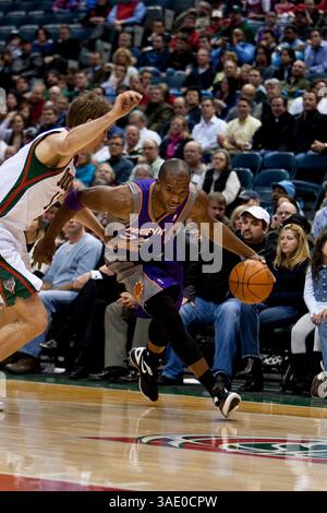 Februar 2012 Milwaukee, WI. Bradley Center. Phoenix Suns Michael Redd #22 fährt zum Basketball, Redd hatte 14 Punkte, die heute Abend von der Suns Bank kamen. Phoenix Suns gewann die Milwaukee Bucks 107-105. Mike McGinnis/CSM. (Bild: © Mike McGinnis/Cal Sport Media/ZUMAPRESS.com) Stockfoto