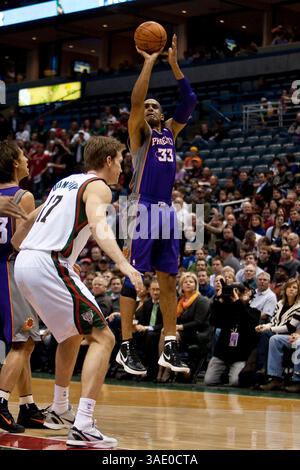 Februar 2012 Milwaukee, WI. Bradley Center. Phoenix Suns Grant Hill #33 dribbelt in einer schnellen Pause auf dem Platz, Hill hatte 13 Punkte gegen die Milwaukee Bucks heute Abend. Phoenix Suns gewann die Milwaukee Bucks 107:105. Mike McGinnis/CSM. (Bild: © Mike McGinnis/Cal Sport Media/ZUMAPRESS.com) Stockfoto