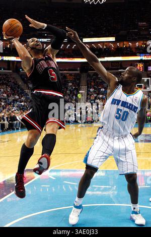 8. Februar 2012: Chicago Bulls macht Carlos Boozer #5 beim NBA-Basketballspiel zwischen den New Orleans Hornets und den Chicago Bulls in der New Orleans Arena in New Orleans, LA, gegen Emeka Okafor #50. Die Bulls gewannen von 90 bis 67. (Bild: © Jonathan Bachman/Cal Sport Media/ZUMAPRESS.com) Stockfoto