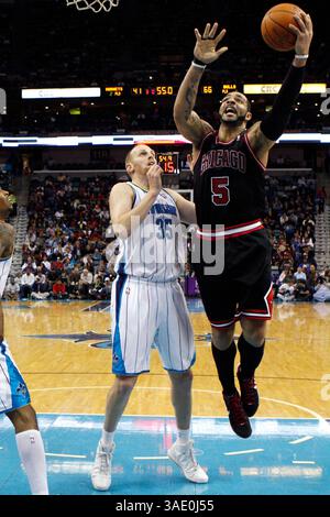 8. Februar 2012: Chicago Bulls macht Carlos Boozer #5 beim NBA-Basketballspiel zwischen den New Orleans Hornets und den Chicago Bulls in der New Orleans Arena in New Orleans, LA, gegen Chris Kaman #35. Die Bulls gewannen von 90 bis 67. (Bild: © Jonathan Bachman/Cal Sport Media/ZUMAPRESS.com) Stockfoto