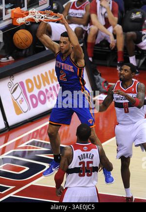 8. Februar 2012 - Washington, DC, USA - Washington Wizards Point Guard John Wall (2) taucht während der Aktion im Verizon Center in Washington, D.C. am Mittwoch, 8. Februar 2012 gegen die Washington Wizards. Die Knicks besiegten die Wizards, 107–93. (Kreditbild: © Chuck Myers/MCT/MCT/ZUMAPRESS.com) Stockfoto