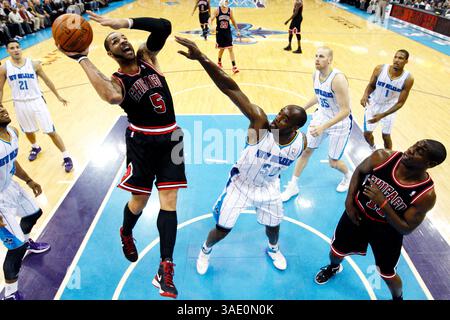 8. Februar 2012: Chicago Bulls macht Carlos Boozer #5 beim NBA-Basketballspiel zwischen den New Orleans Hornets und den Chicago Bulls in der New Orleans Arena in New Orleans, LA, gegen Emeka Okafor #50. Die Bulls gewannen von 90 bis 67. (Bild: © Jonathan Bachman/Cal Sport Media/ZUMAPRESS.com) Stockfoto