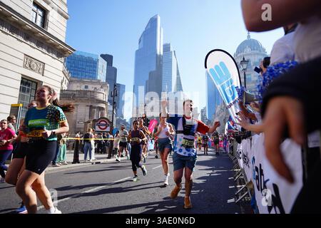 Läufer in Bank, die am London Landmarks Half Marathon teilnehmen. 20.000 Läufer fahren auf der 13,1-km-Strecke durch das Herz Londons, vorbei an 16 der bekanntesten Wahrzeichen der Hauptstadt. Bilddatum: Sonntag, 6. April 2025. Stockfoto