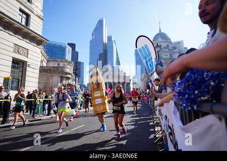 Läufer in Bank, die am London Landmarks Half Marathon teilnehmen. 20.000 Läufer fahren auf der 13,1-km-Strecke durch das Herz Londons, vorbei an 16 der bekanntesten Wahrzeichen der Hauptstadt. Bilddatum: Sonntag, 6. April 2025. Stockfoto