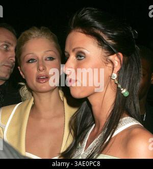 Februar 2005; New York, NY, USA; Models/Socialites PARIS & NICKY HILTON auf der LUCA LUCA Fashion Show im Bryant Park im Rahmen der Olympus Fashion Week Herbst 2005. (Bild: Nancy Kaszerman/ZUMAPRESS.com) Stockfoto