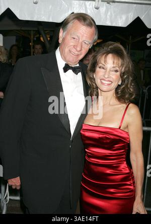 Mai 2005; New York, NY, USA; Schauspielerin SUSAN LUCCI und Ehemann HELMUT HUBER bei den 32. jährlichen Daytime Emmy Awards in der Radio City Music Hall. (Bild: Nancy Kaszerman/ZUMAPRESS.com) Stockfoto