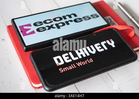 Mobiltelefon mit App-Bildschirm für E-Commerce-Logistik-Startup ecom Express, das von Delhivery erworben wurde und Geschäftsumgebung mit Terminkalender zeigt Stockfoto