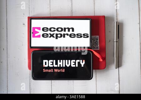 Mobiltelefon mit App-Bildschirm für E-Commerce-Logistik-Startup ecom Express, das von Delhivery erworben wurde und Geschäftsumgebung mit Terminkalender zeigt Stockfoto