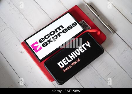 Mobiltelefon mit App-Bildschirm für E-Commerce-Logistik-Startup ecom Express, das von Delhivery erworben wurde und Geschäftsumgebung mit Terminkalender zeigt Stockfoto
