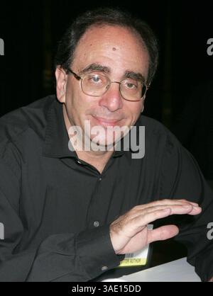 Juni 2005; New York, NY, USA; Autor R.L. STINE auf der Book Expo 2005 NYC im Jacob Javits Convention Center. (Bild: Nancy Kaszerman/ZUMAPRESS.com) Stockfoto
