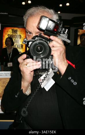 Juni 2005; New York, NY, USA; Fotograf RON GALELLA auf der Book Expo 2005 NYC im Jacob Javits Convention Center. (Bild: Nancy Kaszerman/ZUMAPRESS.com) Stockfoto