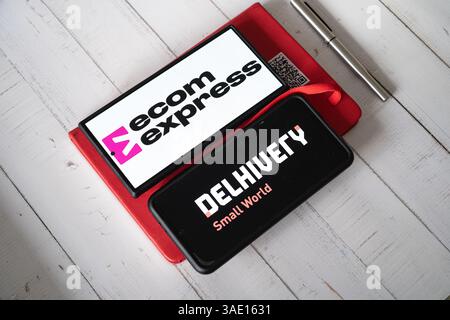 Mobiltelefon mit App-Bildschirm für E-Commerce-Logistik-Startup ecom Express, das von Delhivery erworben wurde und Geschäftsumgebung mit Terminkalender zeigt Stockfoto