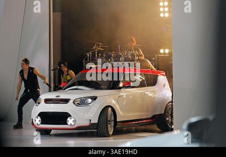 Februar 2012 – Chicago, IL, USA – Kia Trackster Concept Car wird bei der Medienvorschau für die Chicago Auto Show 2012 am McCormick Place am 8. Februar 2012 vorgestellt. (Bild: © Jose M. Osorio/Chicago Tribune/MCT/ZUMAPRESS.com) Stockfoto