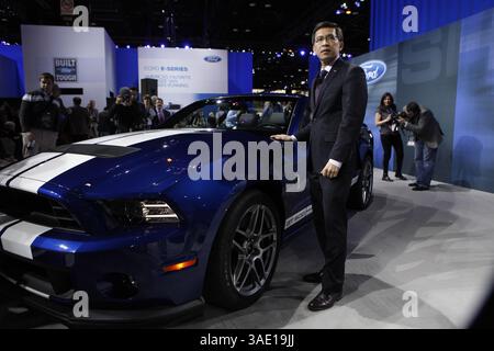 Februar 2012 – Chicago, IL, USA – Hau Thai-Tang, Executive Director von Global Product Programs, steht neben dem Ford Mustang Shelby GT500, nachdem das Auto bei der Medienvorschau für die Chicago Auto Show 2012 am McCormick Place am 8. Februar 2012 vorgestellt wurde. (Bild: © Jose M. Osorio/Chicago Tribune/MCT/ZUMAPRESS.com) Stockfoto