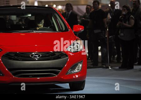 8. Februar 2012 – Chicago, IL, USA – der Hyundai Elantra GT von 2013 wird nach der Enthüllung bei der Medienvorschau für die Chicago Auto Show 2012 am McCormick Place am 8. Februar 2012 gesehen. (Bild: © Jose M. Osorio/Chicago Tribune/MCT/ZUMAPRESS.com) Stockfoto