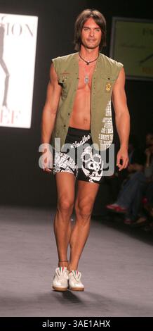 September 2005; New York, NY, USA; Model MARCUS SCHENKENBERG spaziert auf der Modenschau „Fashion for Relief“ über den Laufsteg, um den Opfern des Hurrikans Katrina zu helfen, die während der Olympus Fashionweek Frühjahr 2006 Kollektionen im Bryant Park stattfanden. (Bild: Nancy Kaszerman/ZUMAPRESS.com) Stockfoto