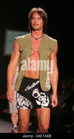 September 2005; New York, NY, USA; Model MARCUS SCHENKENBERG spaziert auf der Modenschau „Fashion for Relief“ über den Laufsteg, um den Opfern des Hurrikans Katrina zu helfen, die während der Olympus Fashionweek Frühjahr 2006 Kollektionen im Bryant Park stattfanden. (Bild: Nancy Kaszerman/ZUMAPRESS.com) Stockfoto