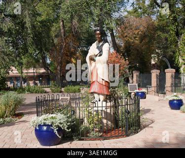 18. Oktober 2010 - Santa Fe, New Mexico, USA - der Papst hat den Weg für die Heiligsprechung der seligen KATERI TEKAKWITHA frei gemacht, im Volksmund Lily of the Mohawks. Papst Benedikt XVI. Hat ein Dekret unterzeichnet, das ihr die Rettung eines amerikanischen Jungen anerkennt, der schwer an einer fleischfressenden Krankheit erkrankt war. Eine Statue von Kateri Tekakwitha (1656–1680), einem zum Christentum konvertierten Indianer und dem ersten nordamerikanischen Indianer, der als heilige befördert wurde (Bildhauerin Estella Loretto), steht vor dem Vordereingang der Kathedrale Basilika des Heiligen Franziskus von Assisi, der Mutterkirche der Erzdiözese Santa Fe Stockfoto