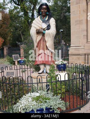18. Oktober 2010 - Santa Fe, New Mexico, USA - Eine Statue von Kateri Tekakwitha (1656–1680), einem Konvertiten zum Christentum und dem ersten nordamerikanischen Inder, der als heilige befördert wurde (Bildhauerin Estella Loretto), steht vor dem Vordereingang der Kathedrale Basilica des Heiligen Franz von Assisi, der Mutterkirche der Erzdiözese Santa Fe, in der Hauptstadt von New Mexico. Der Papst hat den Weg für die Heiligsprechung der seligen KATERI TEKAKWITHA, besser bekannt als Lilie der Mohawks, frei gemacht. Papst Benedikt XVI. Hat ein Dekret unterzeichnet, in dem sie das Leben eines amerikanischen Jungen, der gr. War, gerettet hat Stockfoto