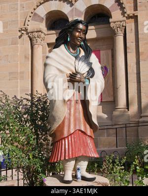 10. Februar 2012 - Santa Fe, New Mexico, USA - der Papst hat den Weg für die Heiligsprechung der seligen KATERI TEKAKWITHA frei gemacht, im Volksmund Lily of the Mohawks. Papst Benedikt XVI. Hat ein Dekret unterzeichnet, das ihr die Rettung eines amerikanischen Jungen anerkennt, der schwer an einer fleischfressenden Krankheit erkrankt war. ABBILDUNG - 18. Oktober 2010 - Santa Fe, New Mexico, USA - Eine Statue von Kateri Tekakwitha (1656-1680), einem Konvertiten zum Christentum und dem ersten nordamerikanischen Indianer, der als heilige befördert wurde (Bildhauerin Estella Loretto), steht vor dem Vordereingang der Kathedrale Basilika des Heiligen Franziskus von Stockfoto
