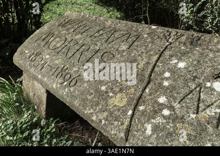 Kelmscott, Oxfordshire - das William Morris Memorial in der St. George's Church in Kelmscott. Gefunden hinter einem Lorbeerbaum versteckt in der Oxfordshire Kirche Stockfoto