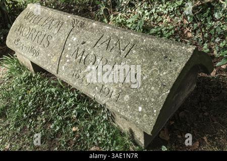 Kelmscott, Oxfordshire - das William Morris Memorial in der St. George's Church in Kelmscott. Gefunden hinter einem Lorbeerbaum versteckt in der Oxfordshire Kirche Stockfoto