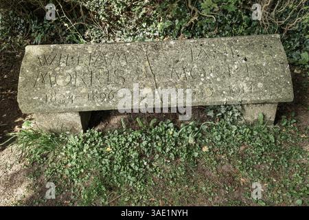 Kelmscott, Oxfordshire - das William Morris Memorial in der St. George's Church in Kelmscott. Gefunden hinter einem Lorbeerbaum versteckt in der Oxfordshire Kirche Stockfoto