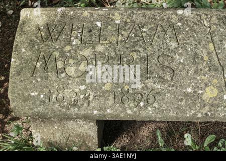 Kelmscott, Oxfordshire - das William Morris Memorial in der St. George's Church in Kelmscott. Gefunden hinter einem Lorbeerbaum versteckt in der Oxfordshire Kirche Stockfoto