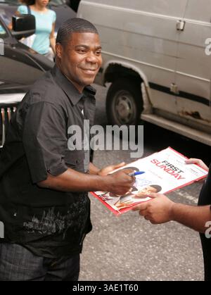 25. August 2008 – New York, NY, USA – Schauspieler TRACY MORGAN unterzeichnet Autogramme bei seinem Auftritt in The Late Show with David Letterman im Ed Sullivan Theater (Bild: Nancy Kaszerman/ZUMAPRESS.com) Stockfoto