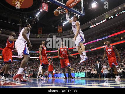 10. Februar 2012 - Philadelphia, PA, USA - die Los Angeles Clippers' Blake Griffin stürzt sich am Freitag, 10. Februar 2012, gegen die Philadelphia 76ers im Wells Fargo Center in Philadelphia, Pennsylvania. (Bild: © Ron Cortes/Philadelphia Inquirer/MCT/ZUMAPRESS.com) Stockfoto