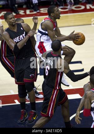 10. Februar 2012 – Washington, DC, USA – der Schützer Jordan Crawford (15) der Washington Wizards fährt am Freitag, den 10. Februar 2012, gegen Chris Bosh (1), links und Heat Small Forward LeBron James (6), während des dritten Quartals im Verizon Center in Washington, D.C.. Die Hitze besiegte den Zauberer, 106-89. (Bild: © Harry E. Walker/MCT/MCT/ZUMAPRESS.com) Stockfoto