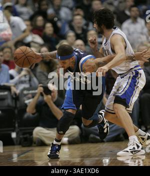 10. Februar 2012 - Minneapolis, MN, USA - die Dallas Mavericks' Delonte West kämpfen in der ersten Halbzeit im Target Center in Minneapolis, Minnesota, am Freitag, den 10. Februar 2012 gegen Ricky Rubio der Minnesota Timberwolves. Dallas überstieg Minnesota, 103-97. (Bild: © Kyndell Harkness/Minneapolis Star Tribune/MCT/ZUMAPRESS.com) Stockfoto