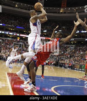 10. Februar 2012 - Philadelphia, PA, USA - die Philadelphia 76ers' Lavoy Allen zieht am Freitag, den 10. Februar 2012 eine Anklage gegen den Caron Butler der Los Angeles Clippers im Wells Fargo Center in Philadelphia, Pennsylvania. (Bild: © Ron Cortes/Philadelphia Inquirer/MCT/ZUMAPRESS.com) Stockfoto