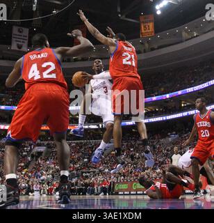 10. Februar 2012 - Philadelphia, PA, USA - Chris Paul der Los Angeles Clippers fährt am Freitag, den 10. Februar 2012 im Wells Fargo Center in Philadelphia, Pennsylvania, gegen die Philadelphia 76ers' Thaddeus Young (21). (Bild: © Ron Cortes/Philadelphia Inquirer/MCT/ZUMAPRESS.com) Stockfoto
