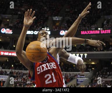 10. Februar 2012 - Philadelphia, PA, USA - die Philadelphia 76ers' Thaddeus Young (21) kämpfen am Freitag, den 10. Februar 2012, im Wells Fargo Center in Philadelphia, Pennsylvania, gegen DeAndre Jordan der Los Angeles Clippers. Die Clippers haben die Sixers gekantet, 78-77. (Bild: © Ron Cortes/Philadelphia Inquirer/MCT/ZUMAPRESS.com) Stockfoto