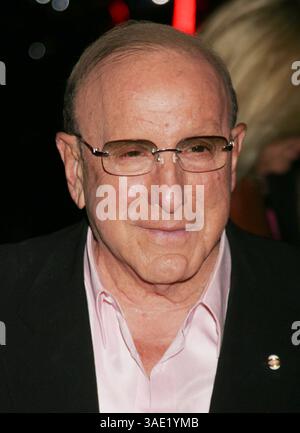 September 2008 – New York, NY, USA – CLIVE DAVIS nimmt an der New Yorker Sondervorführung „The Women“ Teil, die im 19th Street Theater in Loews stattfindet (Bild: Nancy Kaszerman/ZUMAPRESS.com) Stockfoto