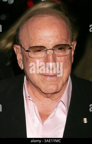September 2008 – New York, NY, USA – CLIVE DAVIS nimmt an der New Yorker Sondervorführung „The Women“ Teil, die im 19th Street Theater in Loews stattfindet (Bild: Nancy Kaszerman/ZUMAPRESS.com) Stockfoto