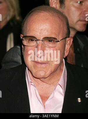 September 2008 – New York, NY, USA – CLIVE DAVIS nimmt an der New Yorker Sondervorführung „The Women“ Teil, die im 19th Street Theater in Loews stattfindet (Bild: Nancy Kaszerman/ZUMAPRESS.com) Stockfoto