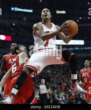 20. Februar 2012 - Chicago, IL, USA - Chicago Bulls Point Guard Derrick Rose (1) fährt in der ersten Spielhälfte im United Center in Chicago, Illinois, vorbei an Atlanta Hawks Guard Kirk Hinrich (6). 2012. (Bild: © Nuccio Dinuzzo/Chicago Tribune/MCT/ZUMAPRESS.com) Stockfoto