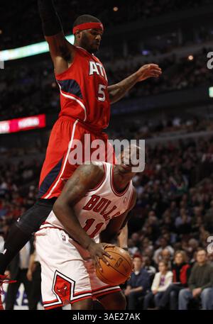 20. Februar 2012 – Chicago, IL, USA – der Schießschützer der Chicago Bulls Ronnie Brewer (11) sucht in der ersten Halbzeit im United Center in Chicago, Illinois, am Montag, den 20. Februar 2012, nach Spielraum, um gegen den Power Forward Josh Smith (5) der Atlanta Hawks zu schießen. (Bild: © Nuccio Dinuzzo/Chicago Tribune/MCT/ZUMAPRESS.com) Stockfoto